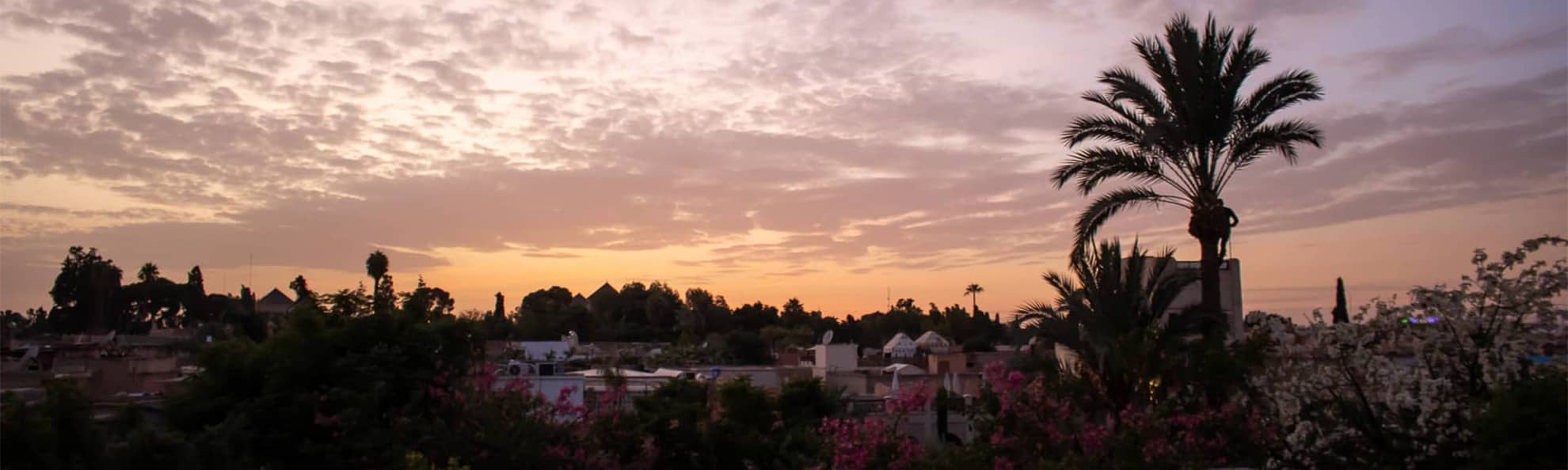 Laeti-event-sejours-au-maroc-coucher-de-soleil-sur-les-terrasses-de-marakech-en-automne