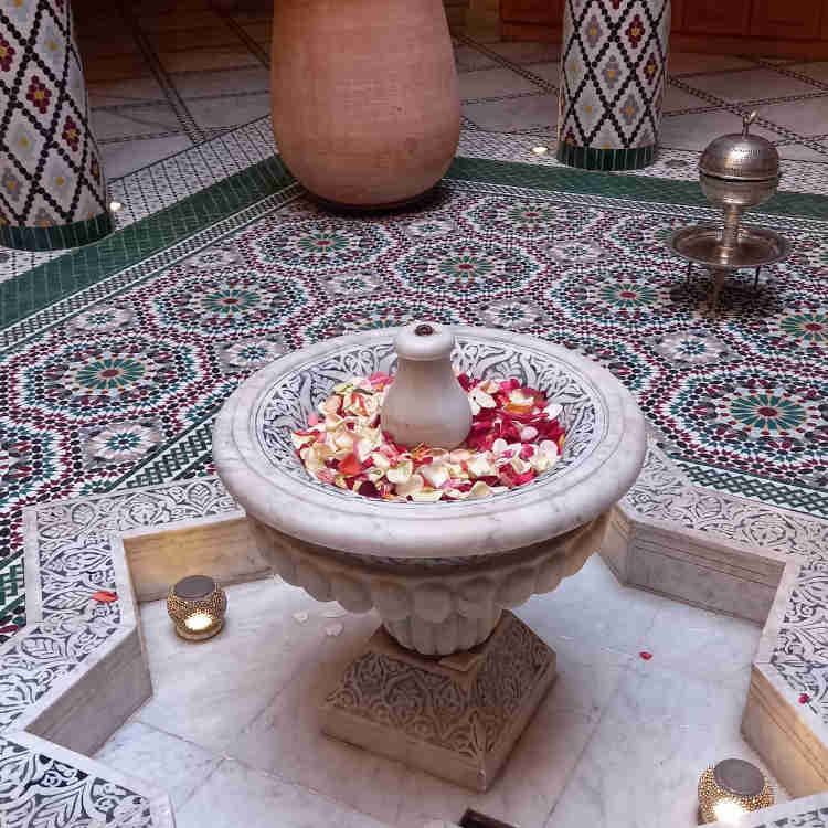 laeti-event-sejour-maroc-marrakech-au-printemps-jour-2-musee-d-art-culinaire-fontaine-petale-fleur